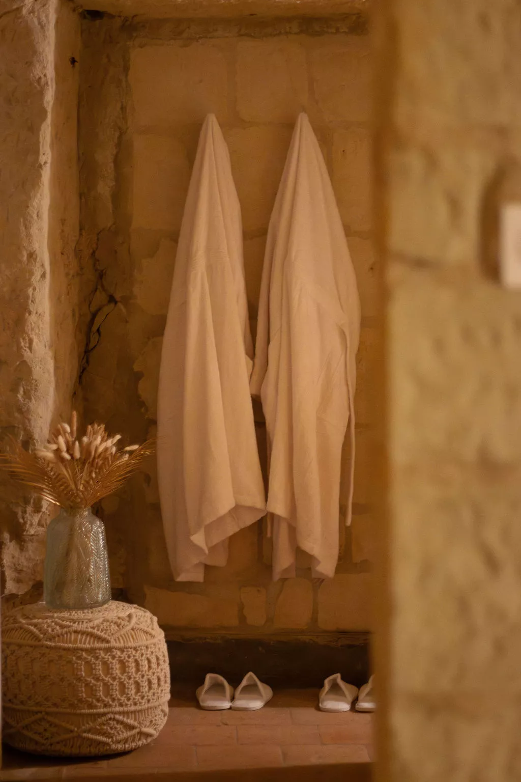 gîte, peignoirs, chaussons, pierre